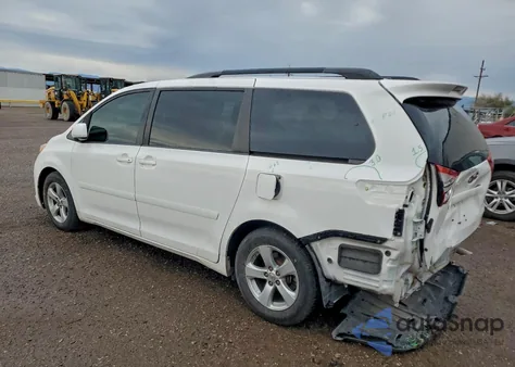 2015 Toyota Sienna Le z USA, uszkodzony, nr VIN 5TDKK3DC9FS581979